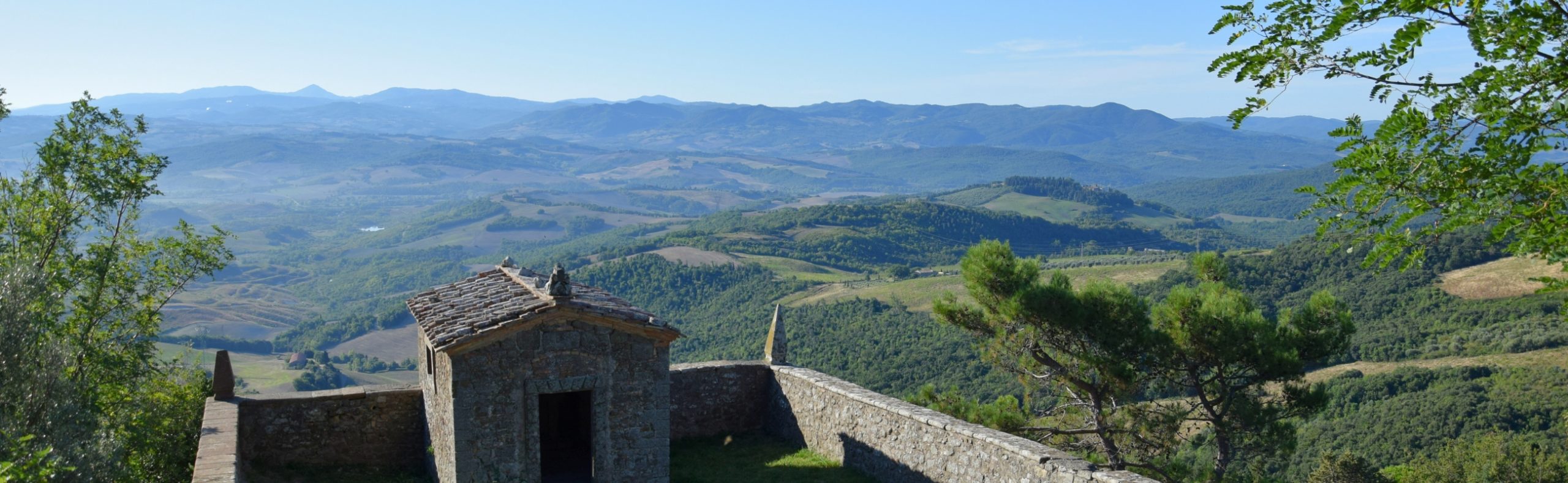 Vista panoramica dal borgo di Montecatini Val di Cecina, una vera e propria oasi di serenità.