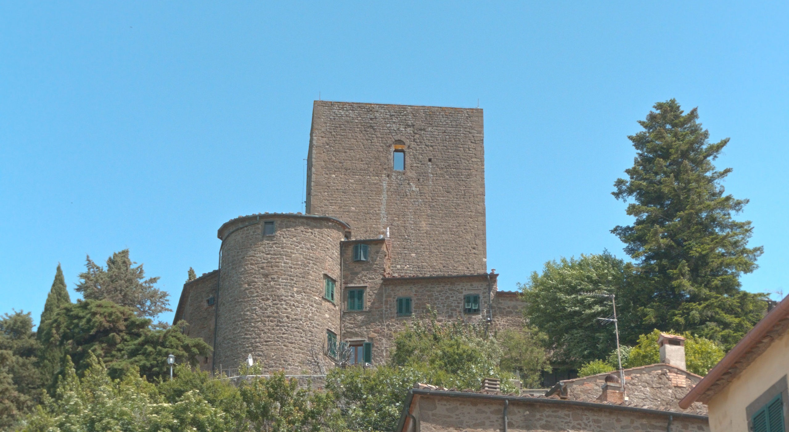 La Torre dei Belforti: Un Faro di Storia a Montecatini Val di Cecina