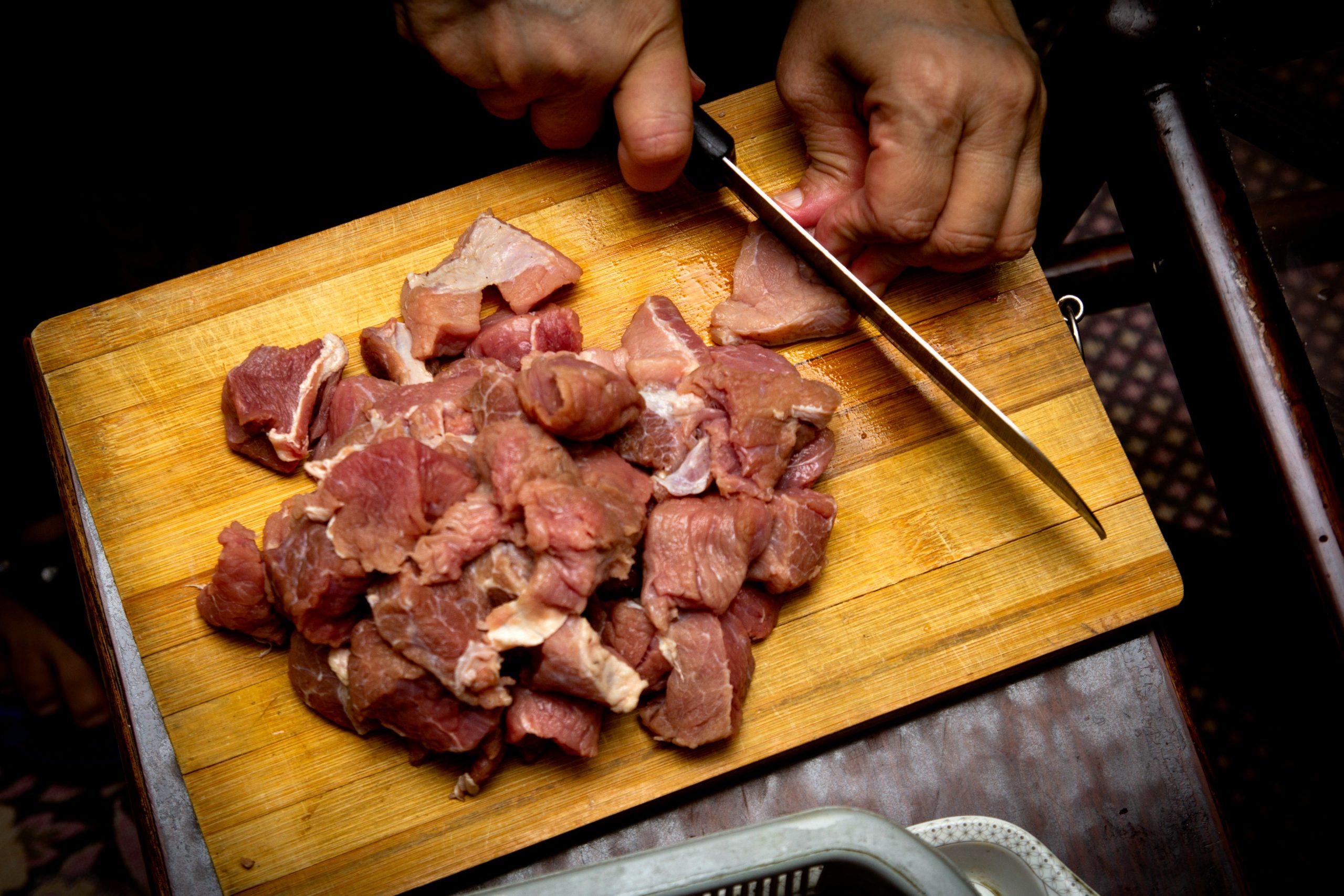 Carne di cinghiale cruda tagliata a pezzi.